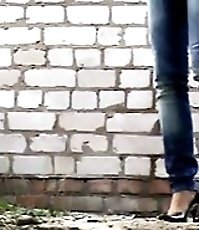 Hot chick in tight jeans peeing outside