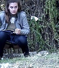 Alert outdoor pisser caught on hidden cam