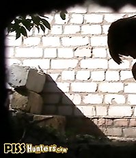 Gal unleashes a hot golden spurt outdoors