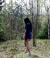Curvaceous chick empties her bladder in the woods