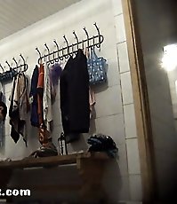 Scrutinize the bodies of sexy babes in changeroom