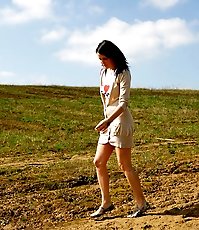 Playful teenage cutie takes a leak under the sun