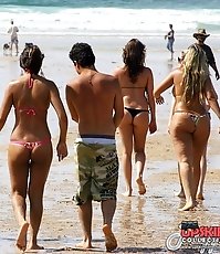 Bikini girls wave asses to the cam