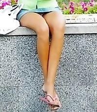 Blonde bimbo in sexy upskirt pics