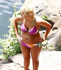 Spying every detail of bikini girls
