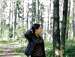 Spying after a brunette babe peeing in the woods
