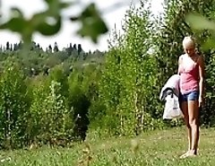 Hot girlie sunbathing naked in forest wants to pee