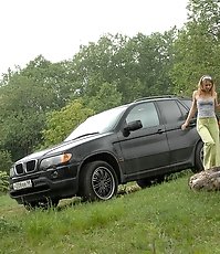 Posh hoochie takes a stop in the woods to piss