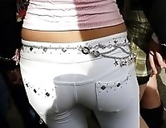 Gals invite to see their jeans butts
