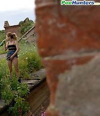 Blondie gets spycammed while peeing in the bushes