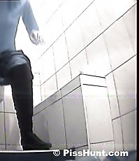 HQ spy cam shoot hot babe peeing in public wc