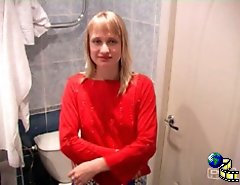 Shy teen puss tinkles in the little girl�s room