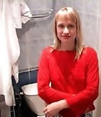 Shy teen puss tinkles in the little girl�s room