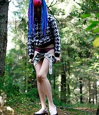 Skinny emo girl with a hairy beaver tinkles alfresco