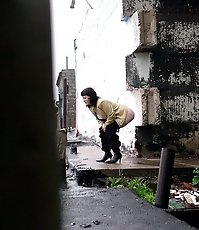 Outdoor spy cam made some shots of a peeing chick