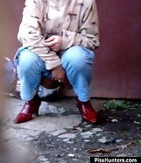 Unscripted voyeur shots of a chick peeing outdoors