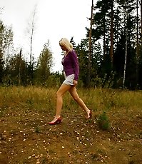 Blonde babe tinkling on a seemingly deserted lawn