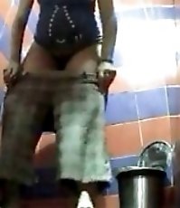 Mouthwatering pussy of peeing beauty in close-up