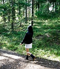 Spying after a brunette babe peeing in the woods