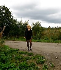 Video of a blonde tart doing the wee-wee on the road