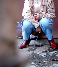 Unscripted voyeur shots of a chick peeing outdoors