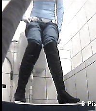 HQ spy cam shoot hot babe peeing in public wc