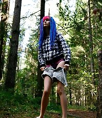 Skinny emo girl with a hairy beaver tinkles alfresco