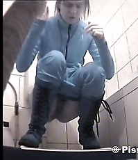 HQ spy cam shoot hot babe peeing in public wc