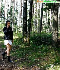 Spying after a brunette babe peeing in the woods