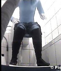 HQ spy cam shoot hot babe peeing in public wc