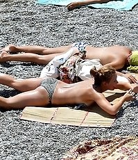 Girl does not notice her bikini slip