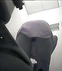 Pissing chubby hottie squatted right over voyeur camera