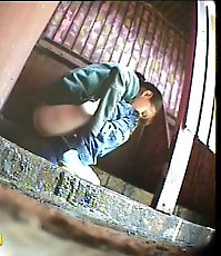 Old and young tinklers peeing in front of spy cam