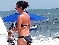 Girl does not notice her bikini slip