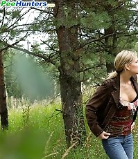 Seductive young girlie drains her bladder outdoors
