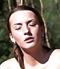 Hot ho squeezes her piss flappers while urinating