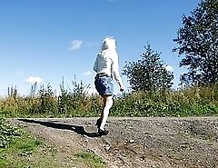 Hot outdoor pisser shows her gushing hole alfresco