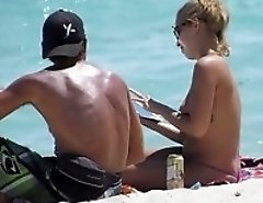 Beach games of sexy bikini chicks